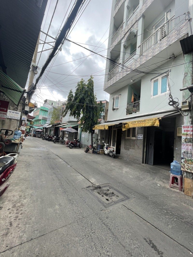 Bán nhà gần Lạc Long Quân, 3.9x10, 3 tầng, hẻm 5m, chỉ 3 tỷ 99