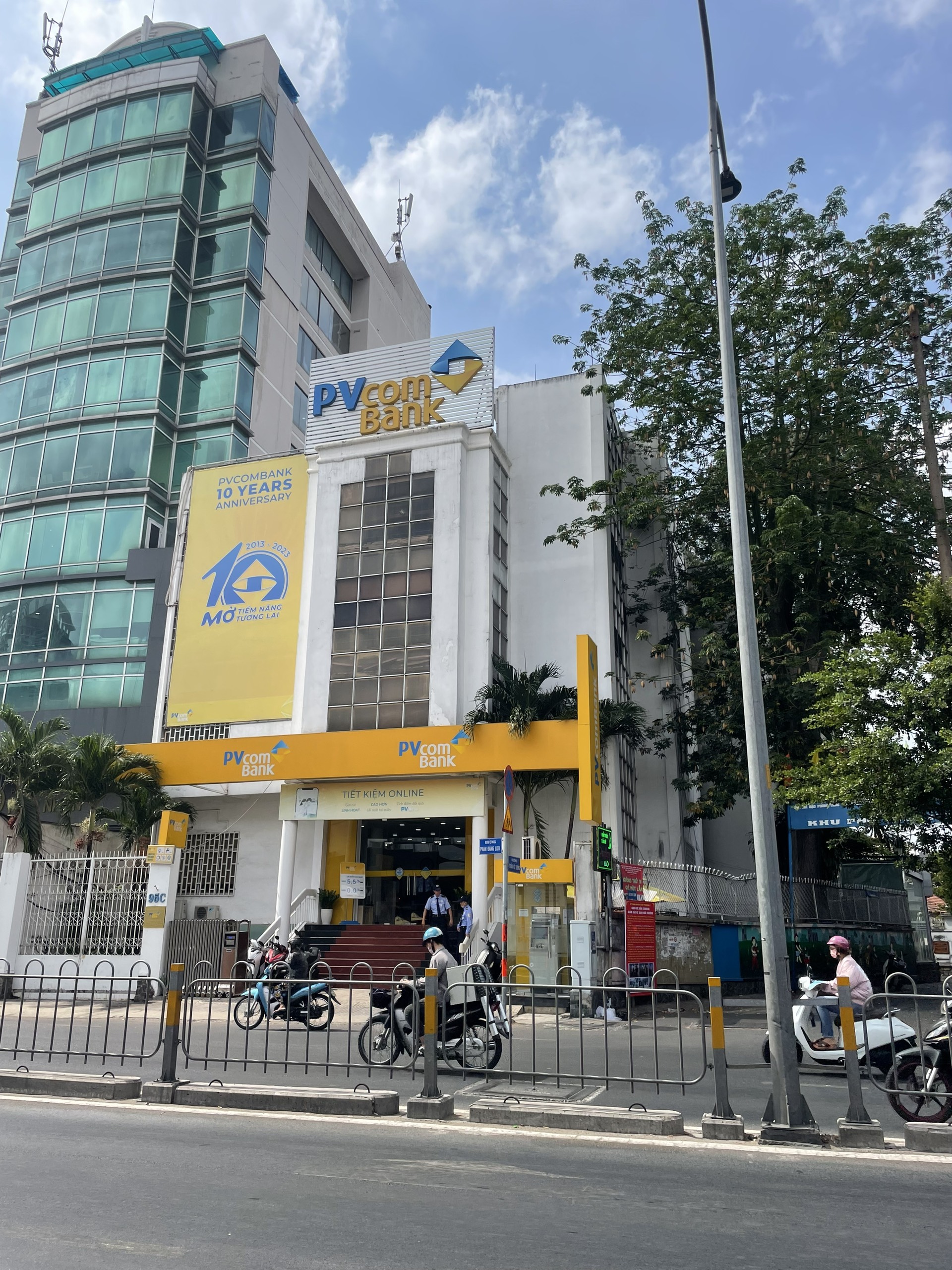 Bán nhà MT Phan Đăng Lưu, P.13, Q.PN, DT 16x22 m, CN335m2, Giá 150 tỷ