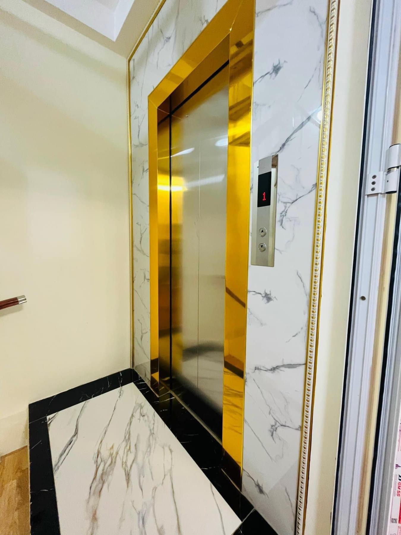 Bán nhà Hoàng Hoa Thám- 33m2*5 tầng- Thang Máy- Nhà mới đẹp ở ngay- Giá 5,2tỷ.