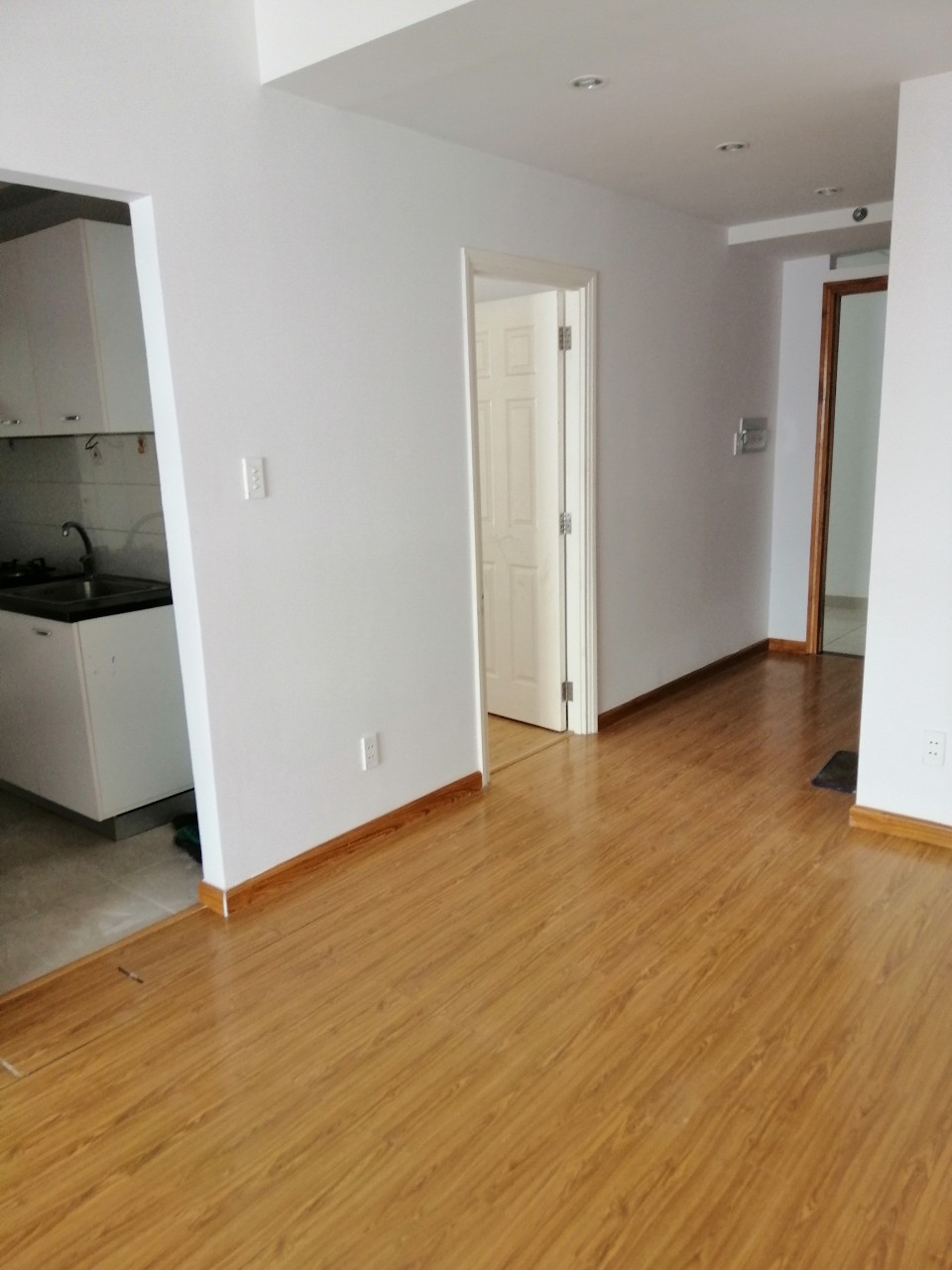 zCần chuyển nhượng căn hộ Ehome3 2 phòng ngủ có ban công lh 0944918465