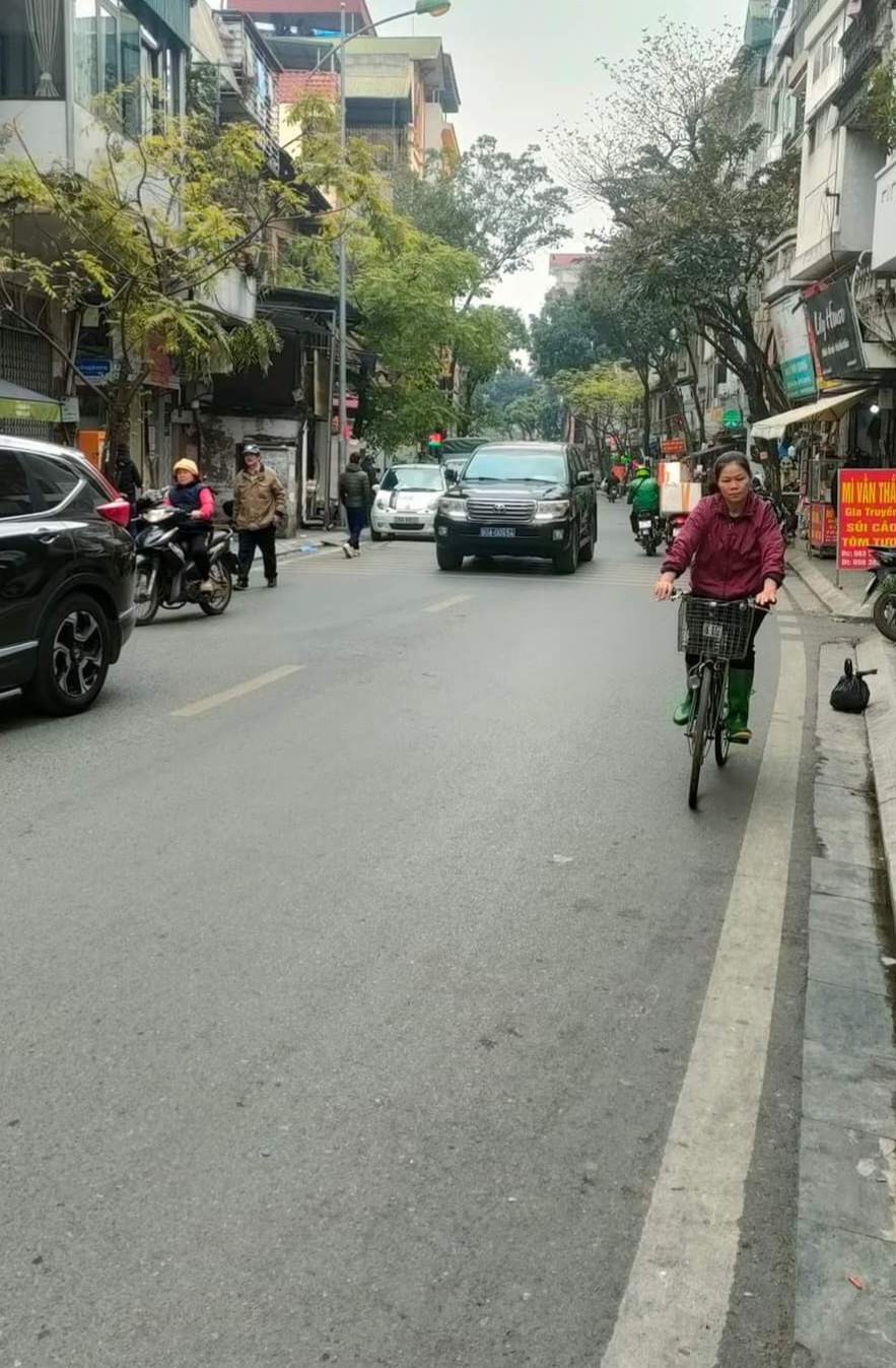 NHÀ BÁN MẶT PHỐ VỈA HÈ THỤY KHUÊ. 52M. 3TẦNG. 17 TỶ. ĐANG CẦN BÁN GẤP.