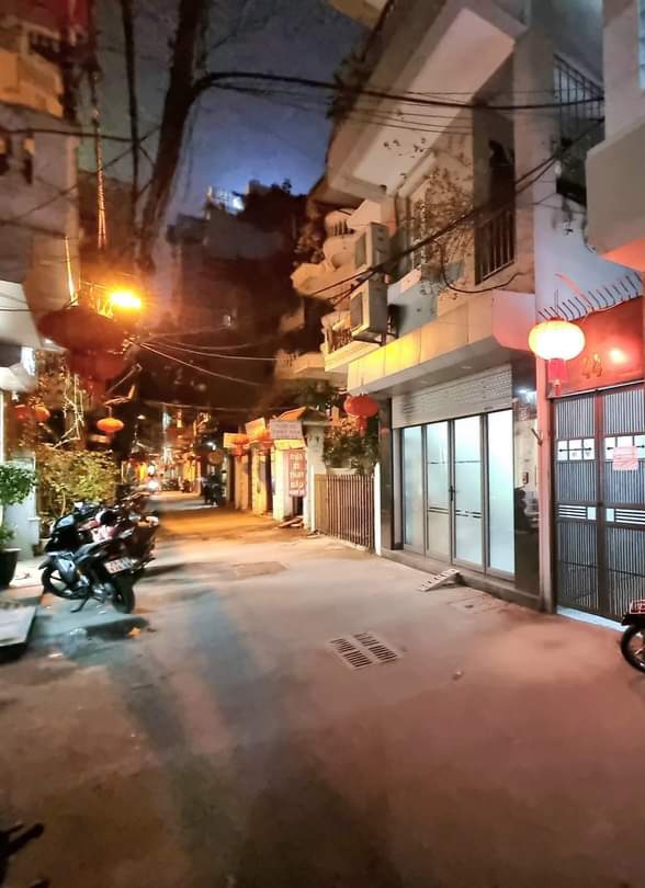 NHÀ LÔ GÓC. ĐƯỜNG ÔTÔ. TRƯỜNG CHINH. DT 42M. 5TẦNG. MT 3.8M. 10 TỶ. ĐANG CẦN BÁN.