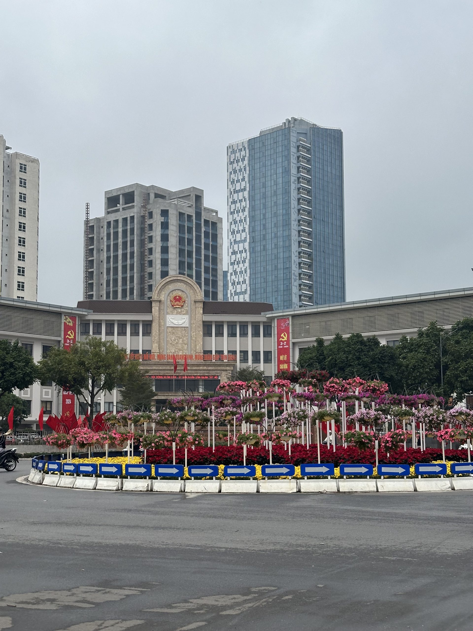 Bán Mảnh Đất DT 197m2-MT5,6m-2 Mặt Tiền-Vỉa Hè Rộng-Đường Lạc Long Quân-Quận Tây Hồ. Giá 59 Tỷ.