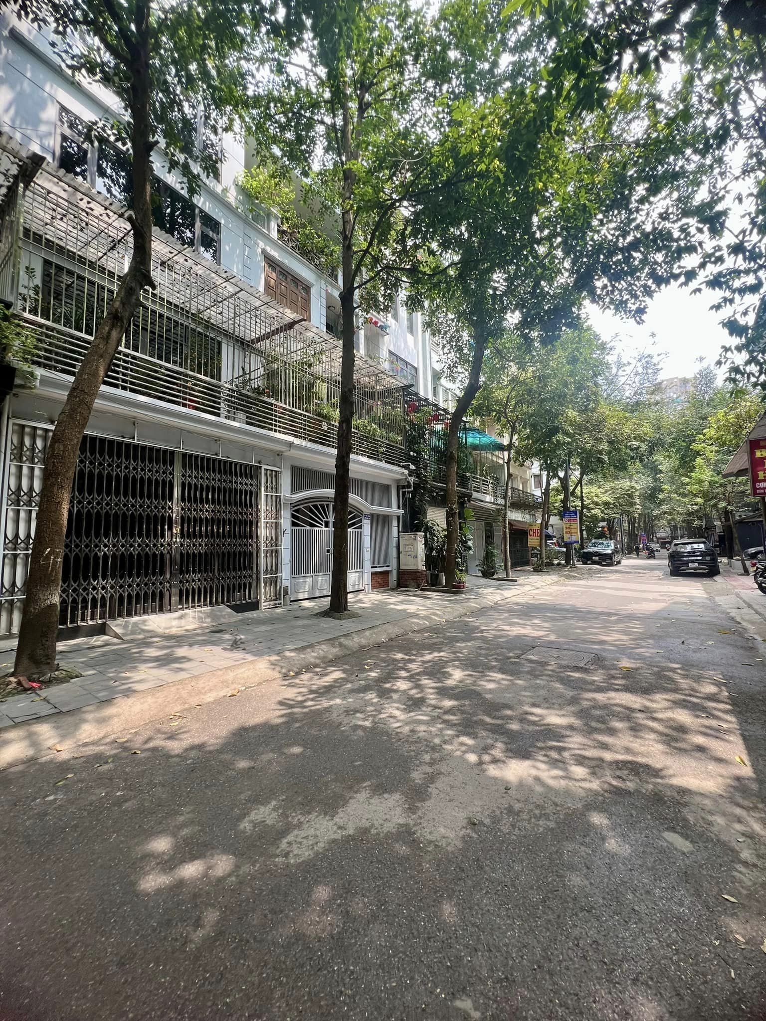 EM VỢ BÁN NHÀ LIỀN KỀ KHU ĐÔ THỊ XA LA HÀ ĐÔNG - 2 MẶT THOÁNG - VỊ TRÍ ĐẮC ĐỊA. VỈA HÈ, Ô TÔ TRÁNH. GARA . Ô CHỜ THANG MÁY. TẶNG FULL NỘI THẤT - LH: 0963843730
