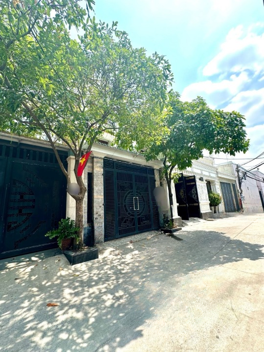 Quận 12, 10m x24m, 4 lầu, Ngộp Bank 13ty, Kinh Doanh Tốt.