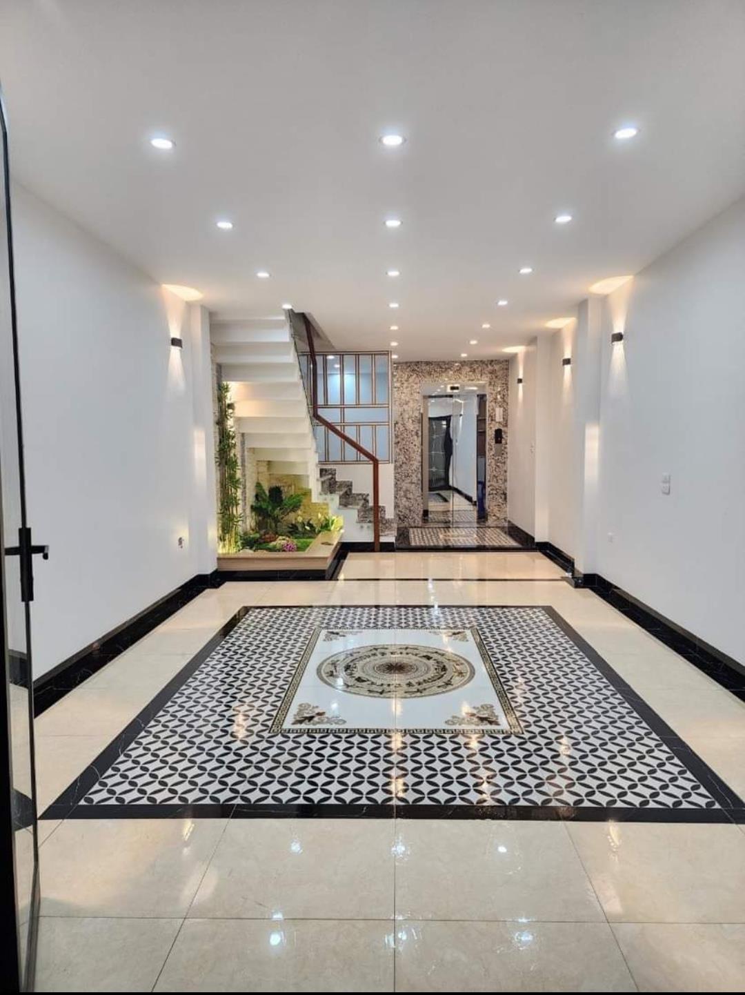 Bán nhà mới đẹp phố Văn Cao, Liễu Giai Ba Đình 5tầng thang máy 5.1tỷ có thương lượng