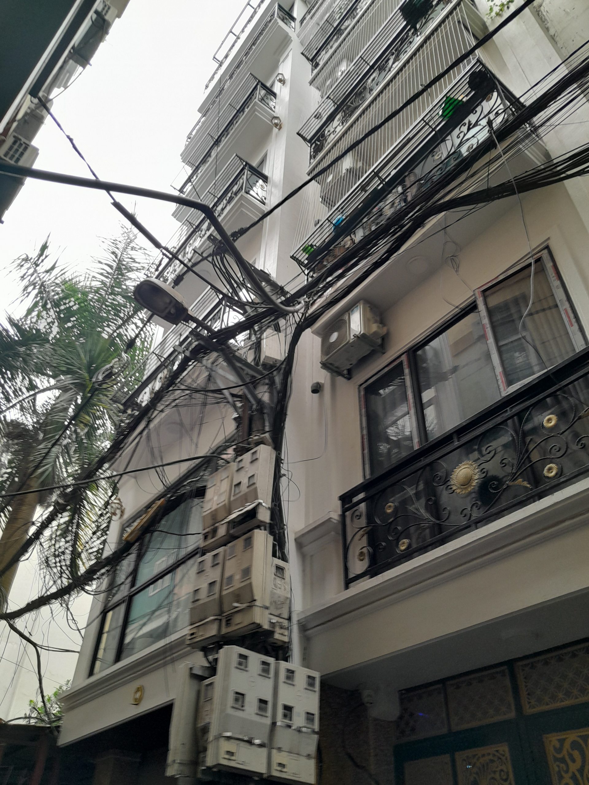 Bán nhà phân lô ngõ 389 Hoàng Quốc Việt, quận Cầu Giấy, 50m x 5 tầng đẹp, hiện đại, mặt tiền 4m, ô tô 7 chỗ tránh.