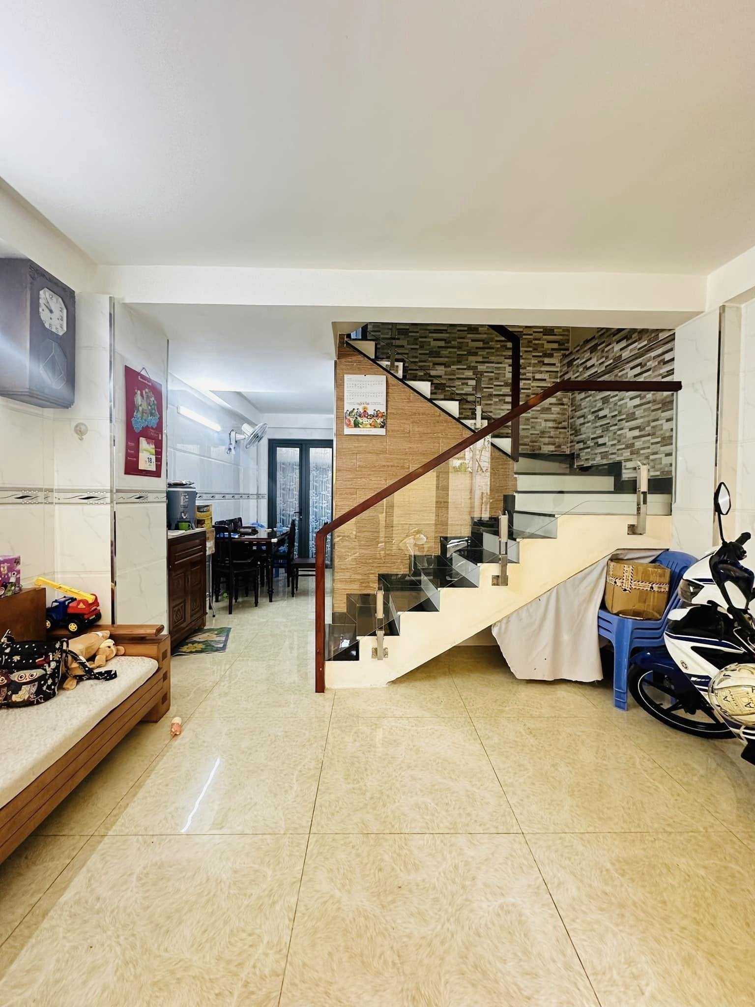 Nhà riêng Cần Bán Gấp, Ngay Giga Mall, Phạm Văn Đồng, Thủ Đức, HXH, DT 80M2, 3T, Nhỉnh 6 Tỷ