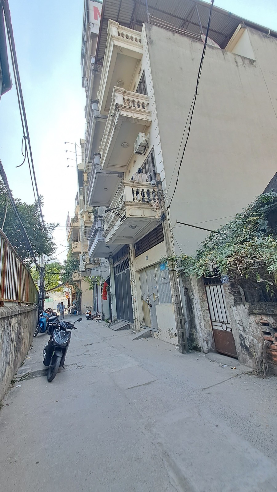 CHÍNH CHỦ CẦN BÁN ĐẤT TẶNG NHÀ 67 m2 x 4 TẦNG NHỈNH 10 TỶ TÍNH GIÁ ĐẤT PHỐ PHẠM VĂN ĐỒNG QUẬN CẦU GIẤYNGÕ RỘNG Ô TÔ VÀO