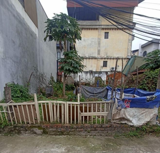 Hiếm mảnh đất hơn 30m cách chợ Văn đển 80m, ngõ 2.5 m giá chỉ 2.x tỷ