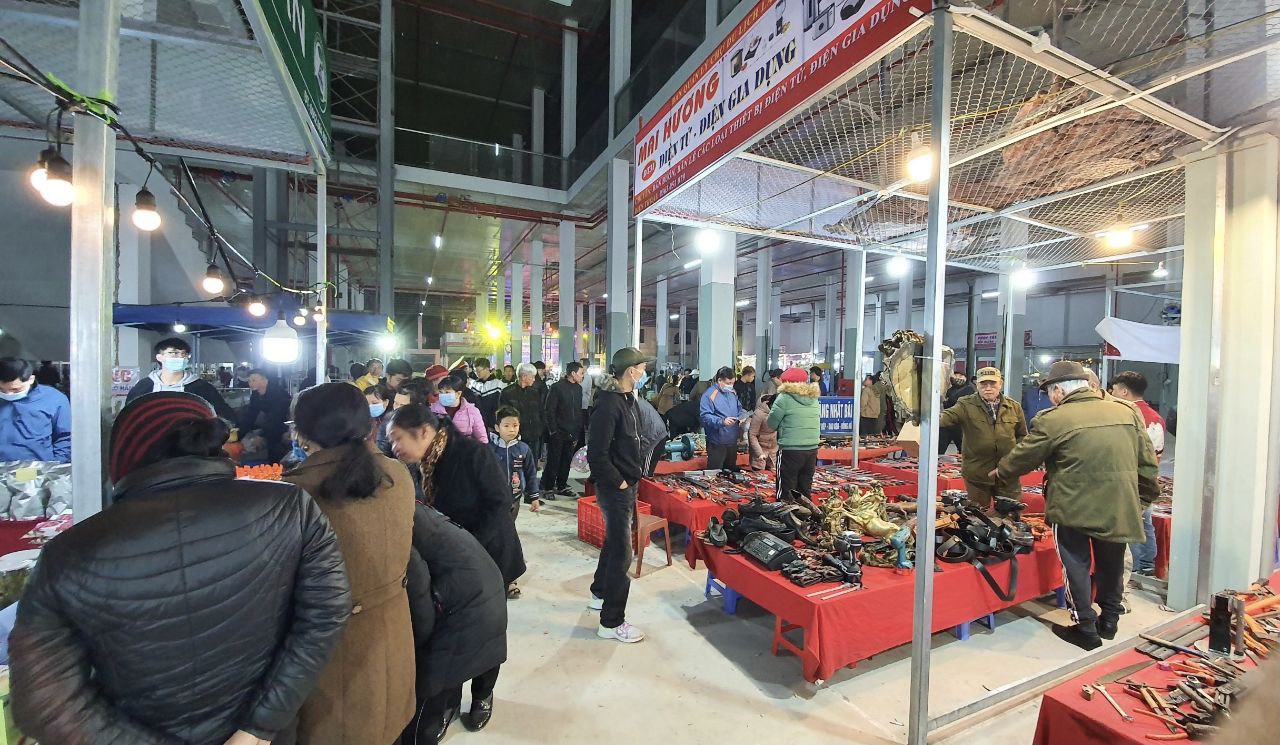 Tôi có gian hàng cần bán - KIOT Tầng 1 chợ du lịch Lào Cai LH : 0916052466