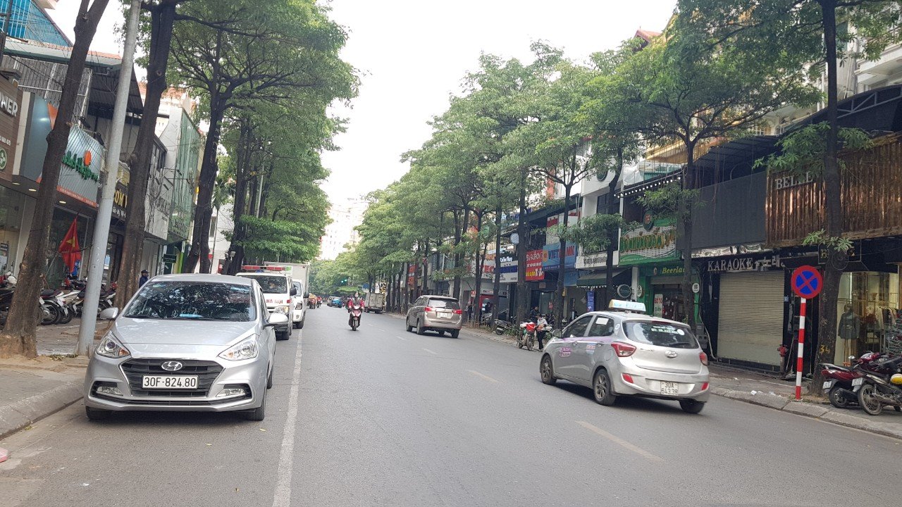 Bán nhà mặt phố Trung Liệt, quận Đống Đa: + Diện tích 106m2 . Mặt tiền 6,8m. Sđcc.