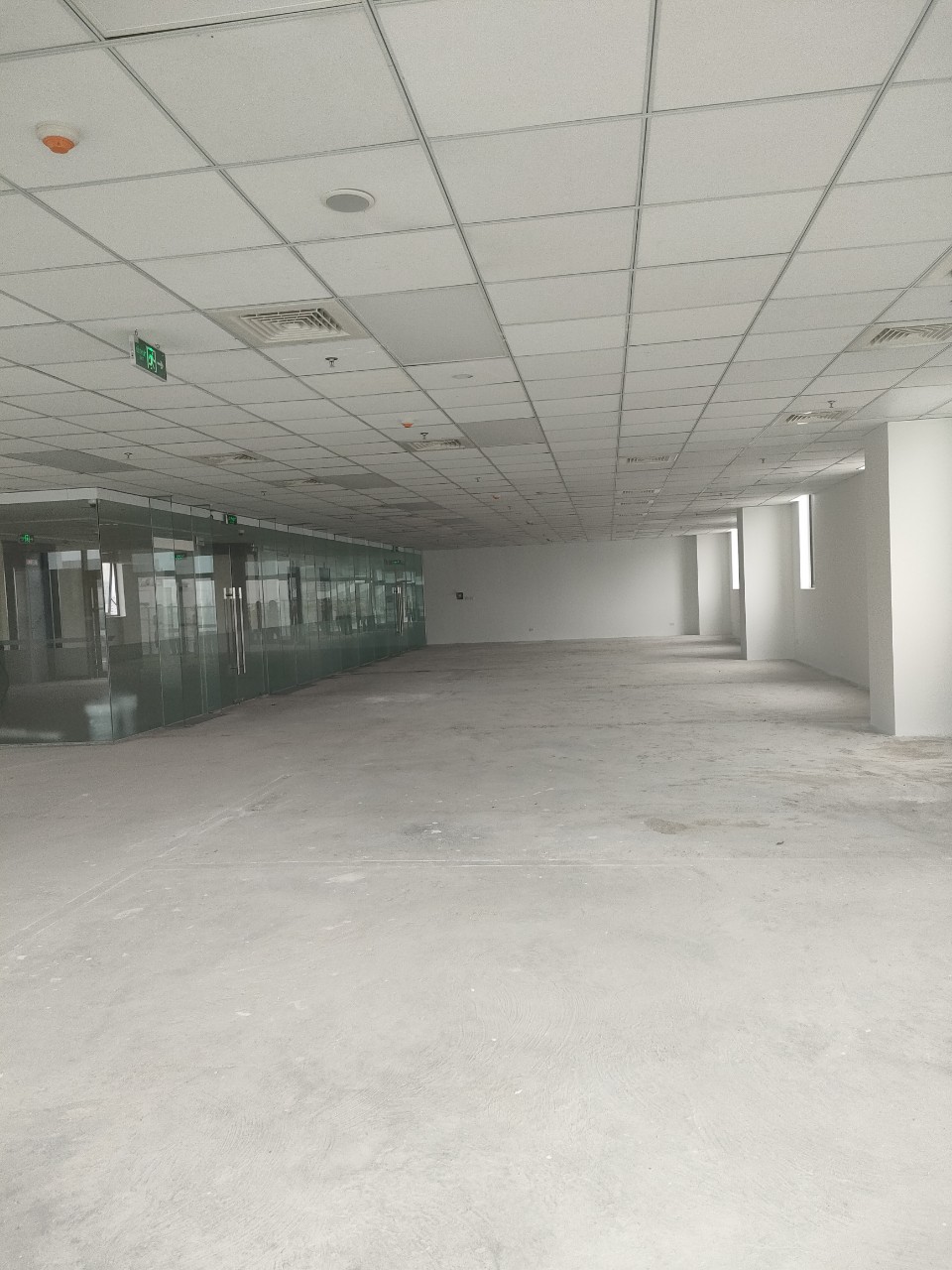 Cho thuê văn phòng tại Duy Tân, Cầu Giấy 350m2, 150m2 giá thuê 230 nghìn/m2/th