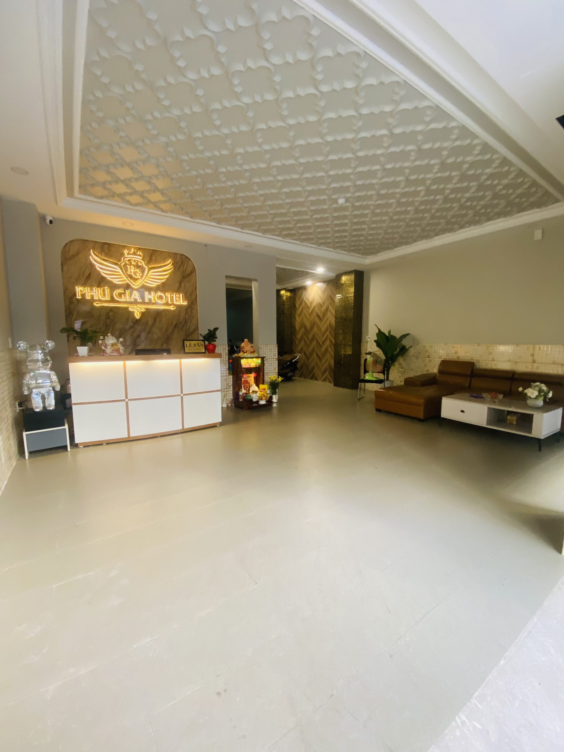 Bán khách sạn 3 sao Quận 7- 4 tầng - dòng tiền 60 tr - giá bán 25 tỷ tl