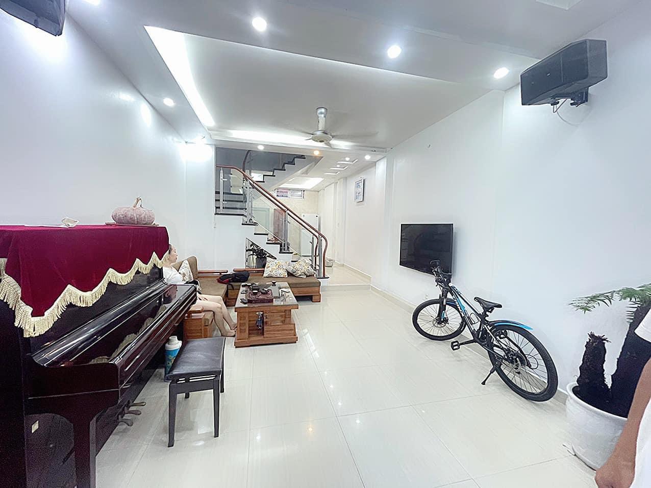 Bán nhà khu nhà cao cấp, diện tích 48m 3 tầng GIÁ 3.3 tỉ gần TĐC Sao Sáng