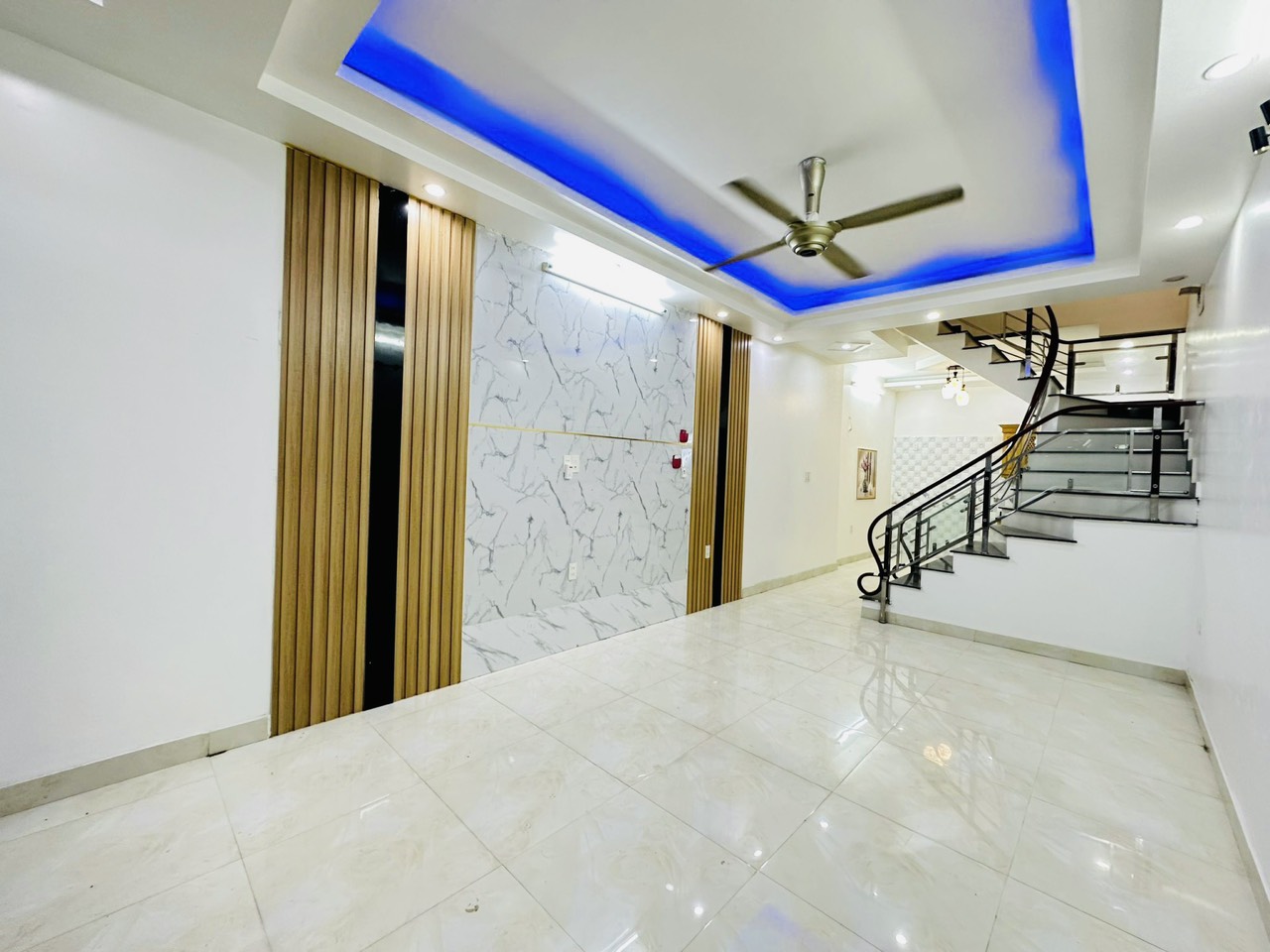 Bán nhà ngõ 72 Lạch Tray sân cổng riêng cực rộng, 60m 3 tầng GIÁ 2.5 tỉ gần mặt ngõ