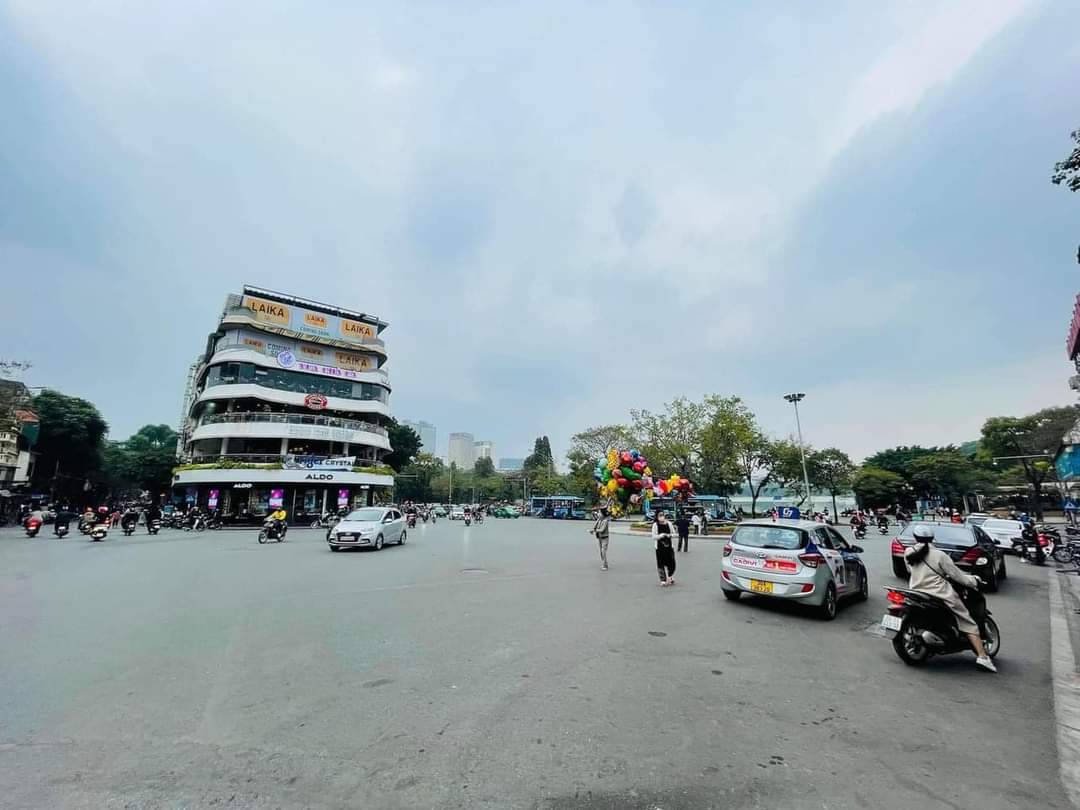 Hàng xóm Hồ Gươm, Phố Cầu Gỗ 87m x 3T, Mt 5m. Giá 65 tỷ.