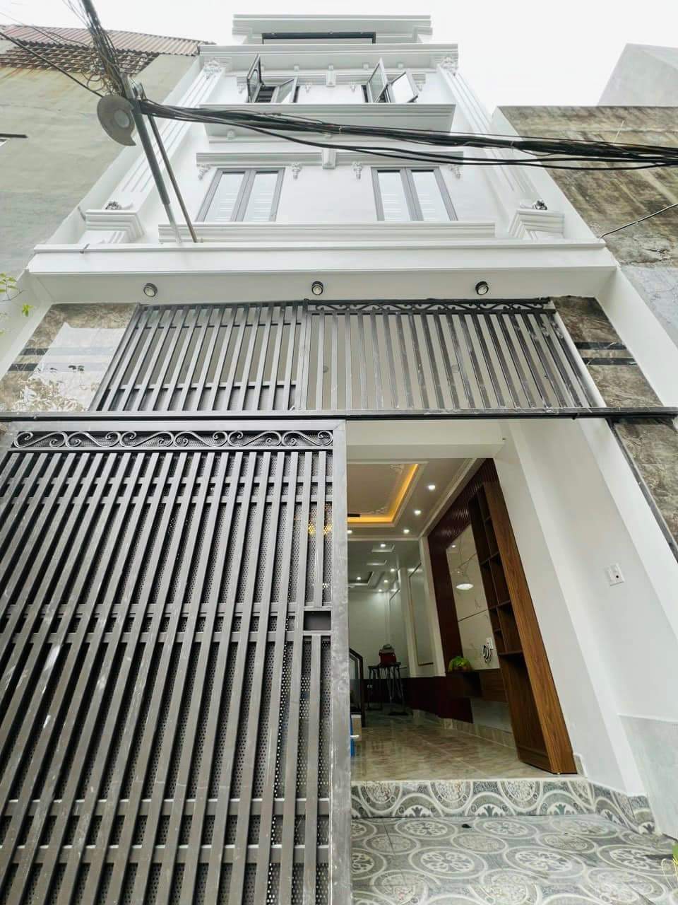 Bán nhà xây mới Chợ Hàng Cũ, diện tích 42m 4 tầng độc lập, sân cổng GIÁ 2.83 tỉ