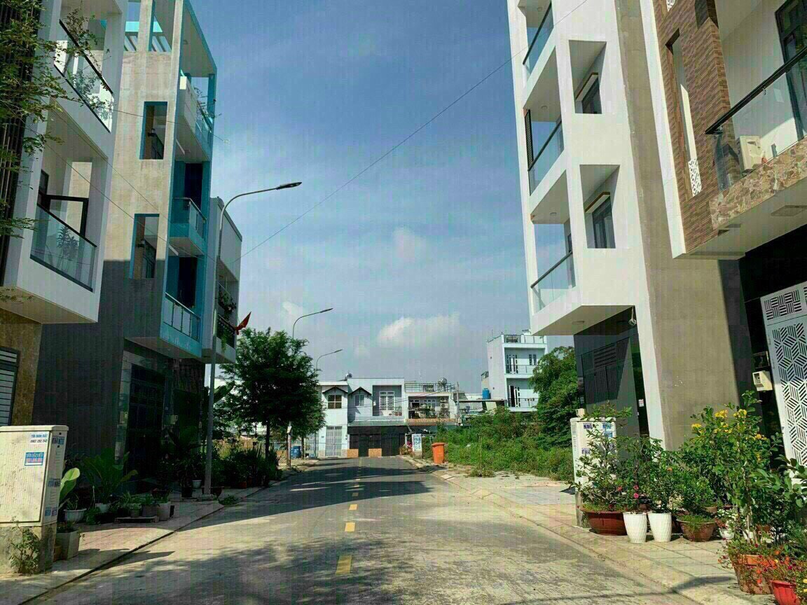 Nhà đẹp đường lớn 12m, trệt 2 lầu sân thượng, 4pn, 3wc gần Đại Học Tất Thành