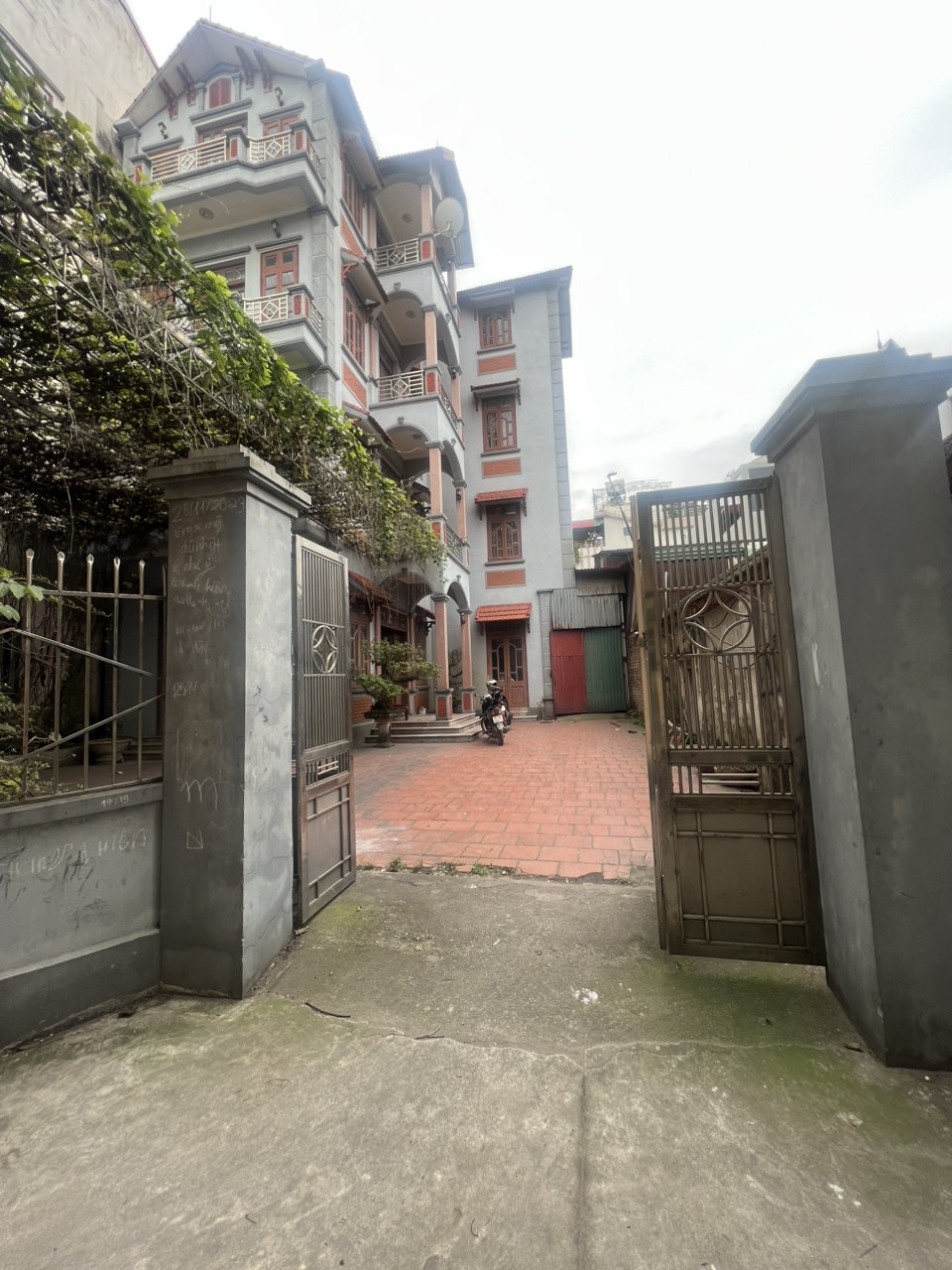 Diện tích gần 300 m mặt tiền 15 m cách đường ô tô tránh chỉ 15 m Nhà biệt thự 4 tầng đẹp long lanh