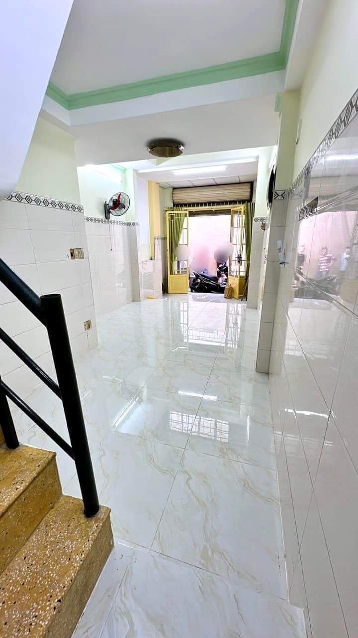 Nhà rẻ 200 triệu Ngang 3 x9.5- 4 tấm 4 Phòng Ngũ 4 wc Đoàn Văn Bơ Q4 hơn 3 tỷ