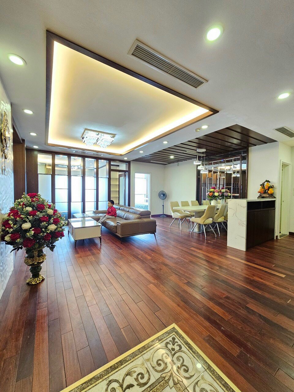 Chủ cần bán gấp chung cư Eurowindow Cầu Giấy 100m2, tặng full nội thất, đẹp mê hồn, về ở ngay.