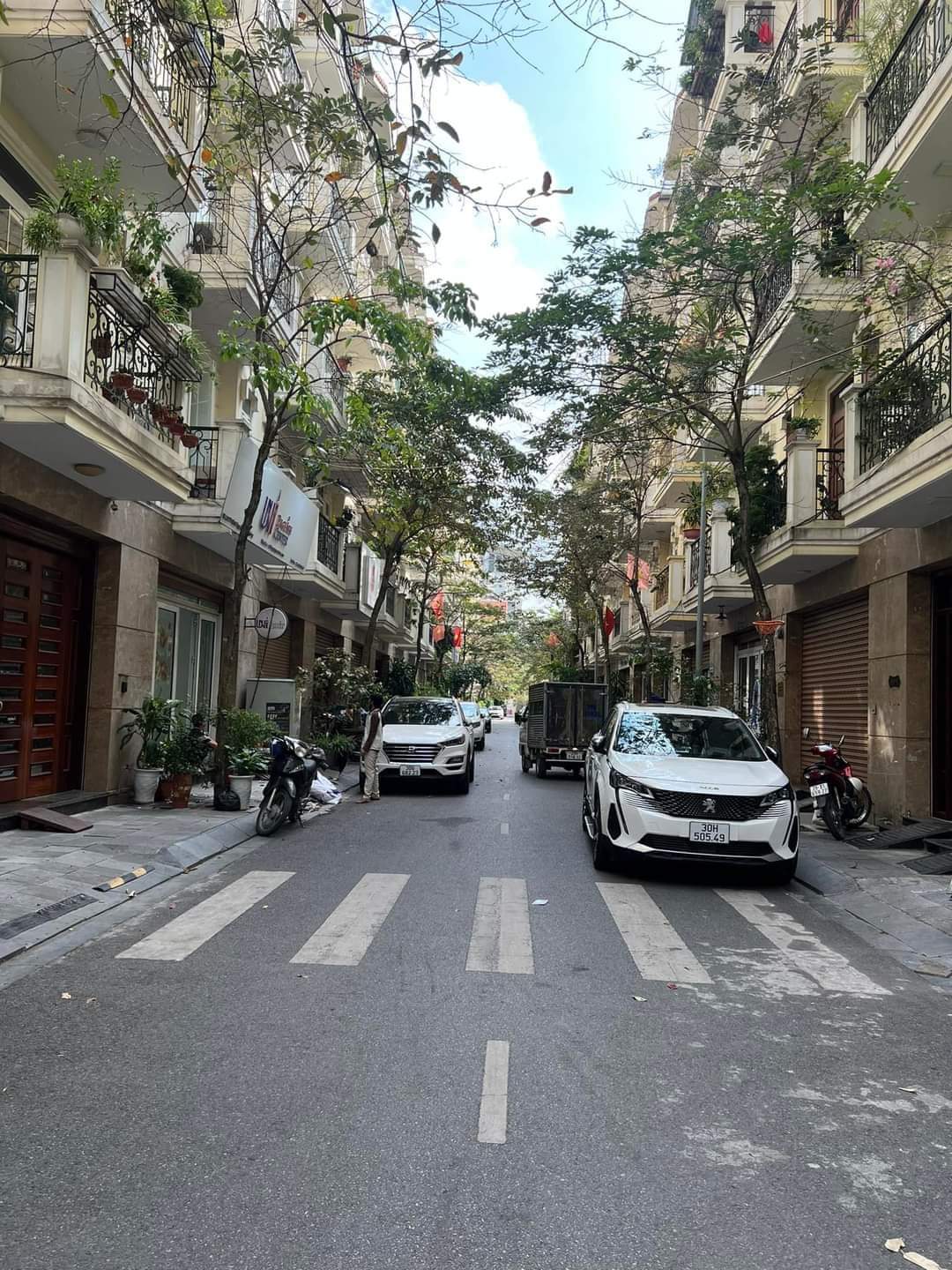 Bán Liền Kề Vip, Phố Nguyễn Huy Tưởng 70m x 5T. Giá 21.5 tỷ.