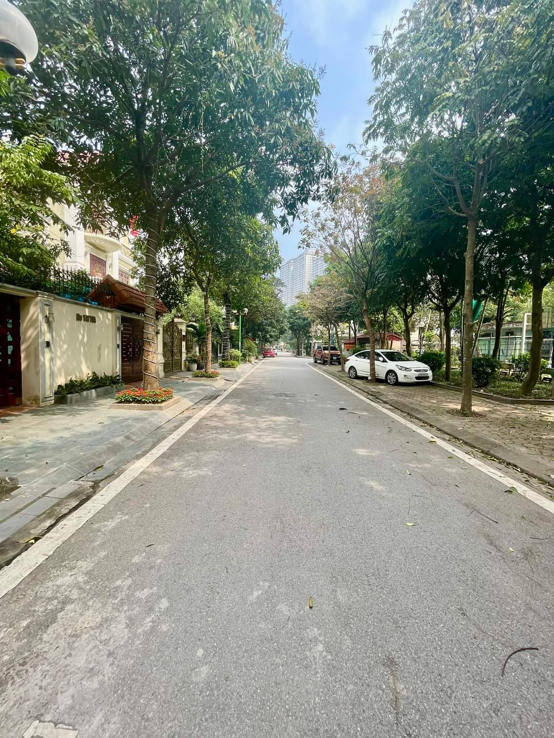 Biệt Thự Vip Phố Nguyễn Hữu Thọ - Tây Nam Linh Đàm, 200m x 5T, Mt 10M. Giá 41 tỷ.