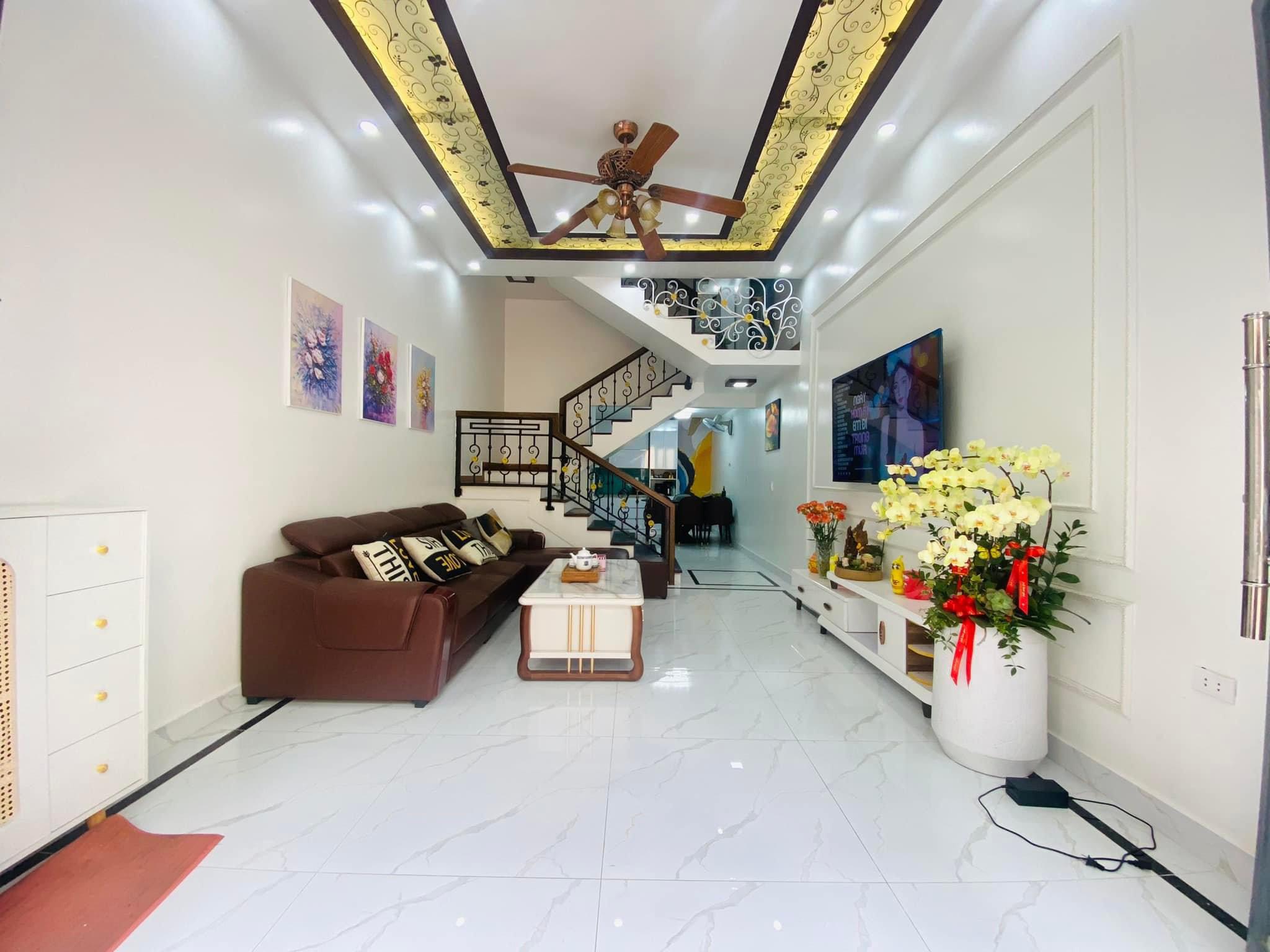 Bán nhà ngõ 409 Miếu Hai Xã, diện tích 48m 3 tầng GIÁ 3.29 tỉ cực đẹp