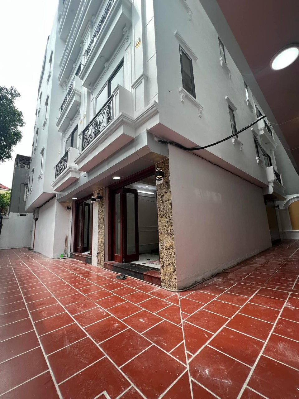 Bán nhà ngõ 638 đường Ngô Gia Tự . DT 36m2*5 tầng , mặt tiền 4.1m đường rộng 3.85 tỷ