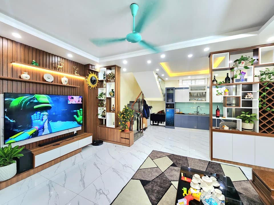 Bán nhà 4 tầng cực đẹp, diện tích 43m GIÁ sốc 1.55 tỉ ở 193 Văn Cao, ô.tô đỗ cửa