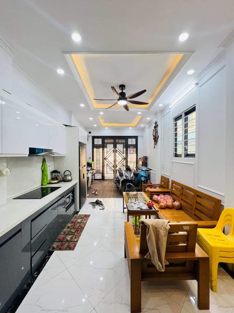 Lô Góc, Hàng Xóm Tây Nam Linh Đàm, Phố Bằng Liệt, 42m x 5 tầng. Giá 5.1 tỷ.