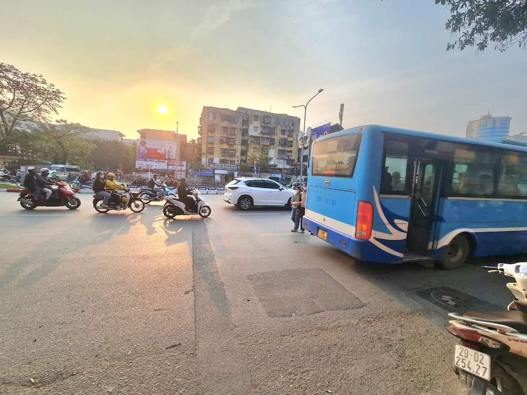 Bán Nhà, Mặt Phố Vip Giải Phóng 115m x 3 tầng. Giá 13.7 tỷ.