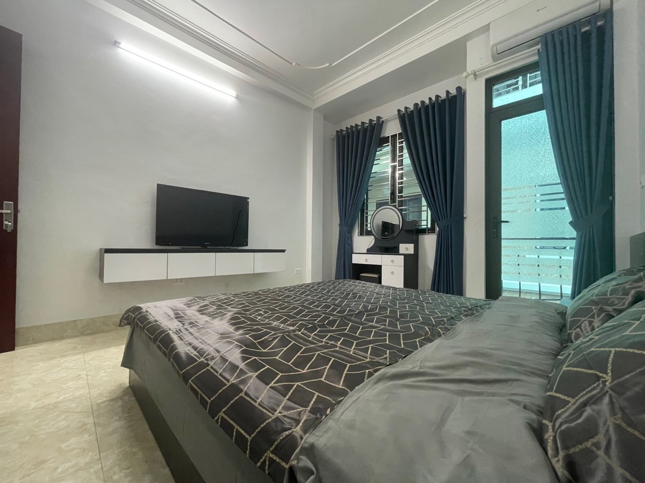 Bán nhà Bát Khối 68m2 * 3 tầng * 6,8 tỷ. biệt thự, ô tô vào