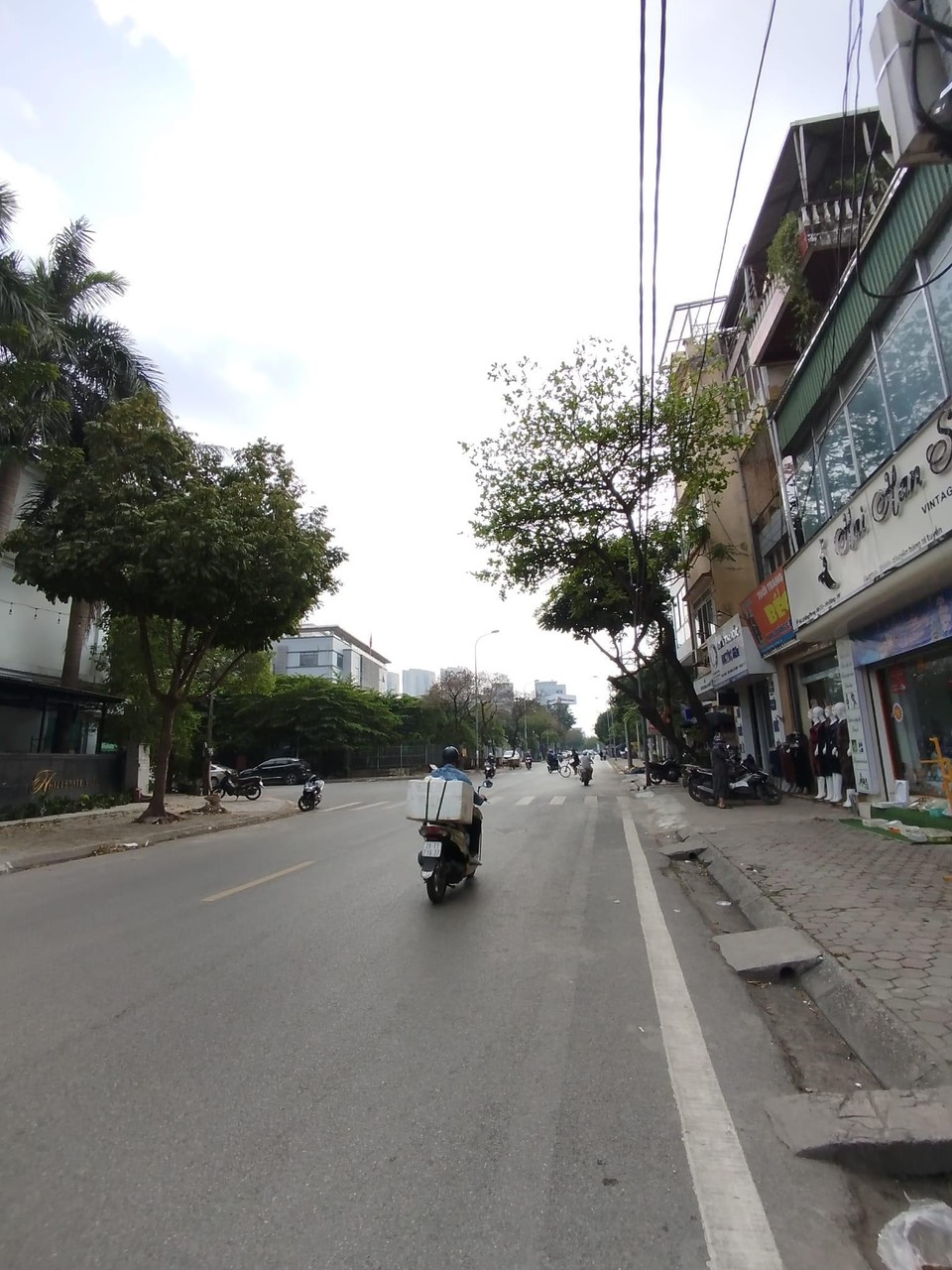 Bán nhà mặt phố - Kinh Doanh sầm uất - Vỉa hè - Mặt tiền rộng 5m