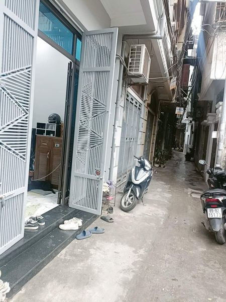 Bán Nhà Đống Đa Hoàng Cầu Vị Trí Ngõ thông Thoáng nông rộng gần phố DT 40m 5 Tầng giá 6,45 Tỷ