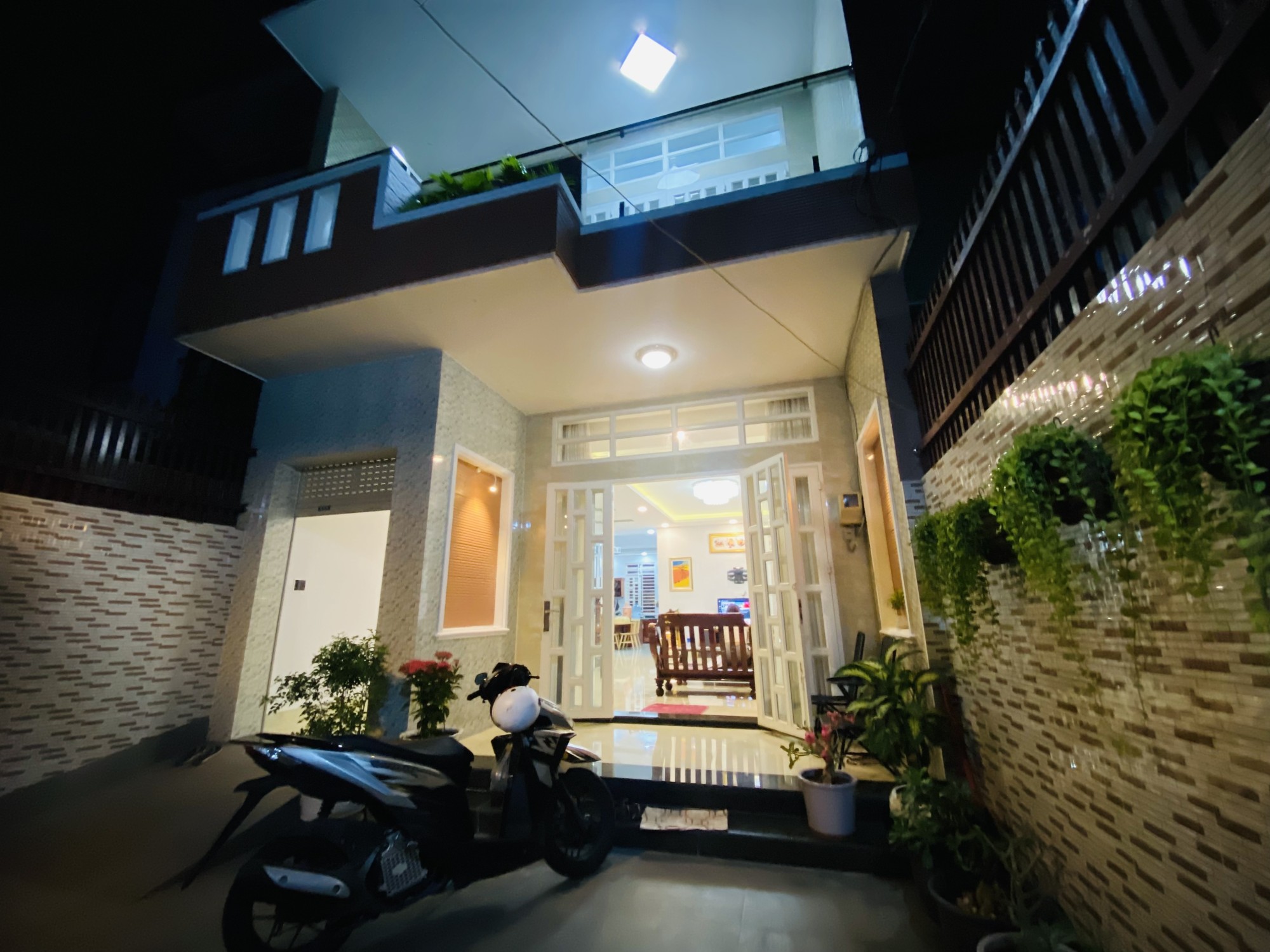 Biệt ThựThủ Đức: 160m2 1 Trệt 1 Lầu, ngang 6.2m, nở hậu 8m. dài 23m, giá: 11tỷ8