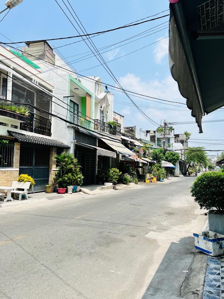 MẶT TIỀN QUẬN 6 - XE HƠI NGỦ TRONG NHÀ . Cư Xá Phú Lâm D.Phường 10, Quận 6.DT 50m2x3 tầng ( 4.2 x 12 ). NỞ HẬU GIÁ