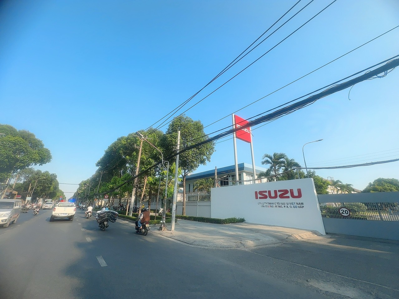 Chỉ 11 tỷ 900 có nhà mặt tiền kinh doanh sầm uất Đ.số 21 ngang 5m 90m2 view hãng xe Isuzu.