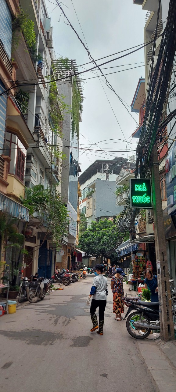 - Bán nhà Pháo Đài Láng, Đống Đa. S= 43m2*7T, MT= 3.5m, giá 11.5 tỷ (TL)