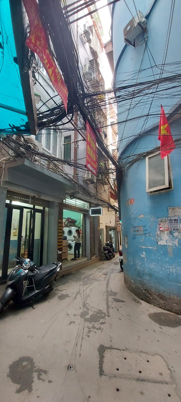 - Bán nhà CCMN Pháo Đài Láng, Đống Đa. S =76m2*9T,MT= 4.3m, giá 14 tỷ (TL)