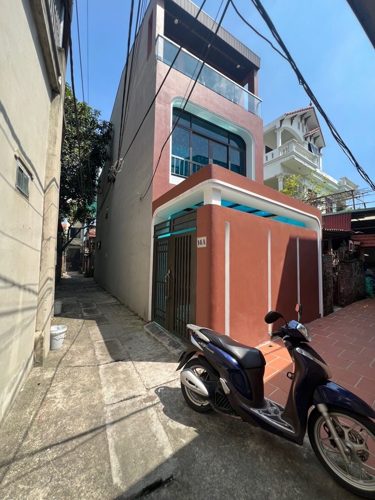 Bán nhà Làng Vàng Gia Lâm, 96m, 3 tầng, giá 4,4 tỷ. Phân lô, trung tâm quận Gia Lâm.