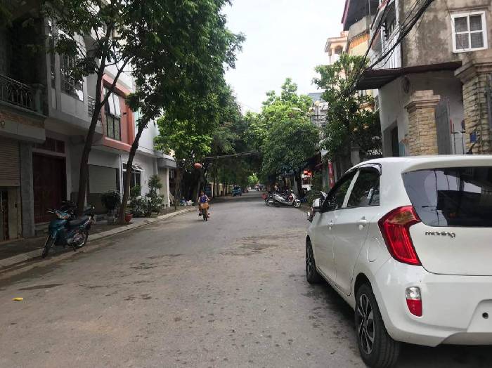 Bán đất Việt Hưng 50m, ngõ thông, 5m ra đường 3 oto tránh giá 3,x tỷ T.Lượng LH: 0936123469