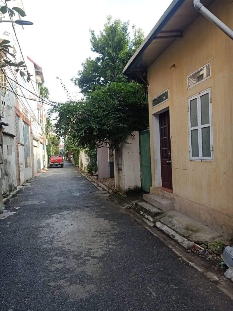 ĐẤT GIANG BIÊN MẶT NGÕ TO TRẢI NHỰA - PHÂN LÔ THÔNG BÀN CỜ - Ô TÔ TRÁNH DỪNG ĐỖ - KINH DOANH