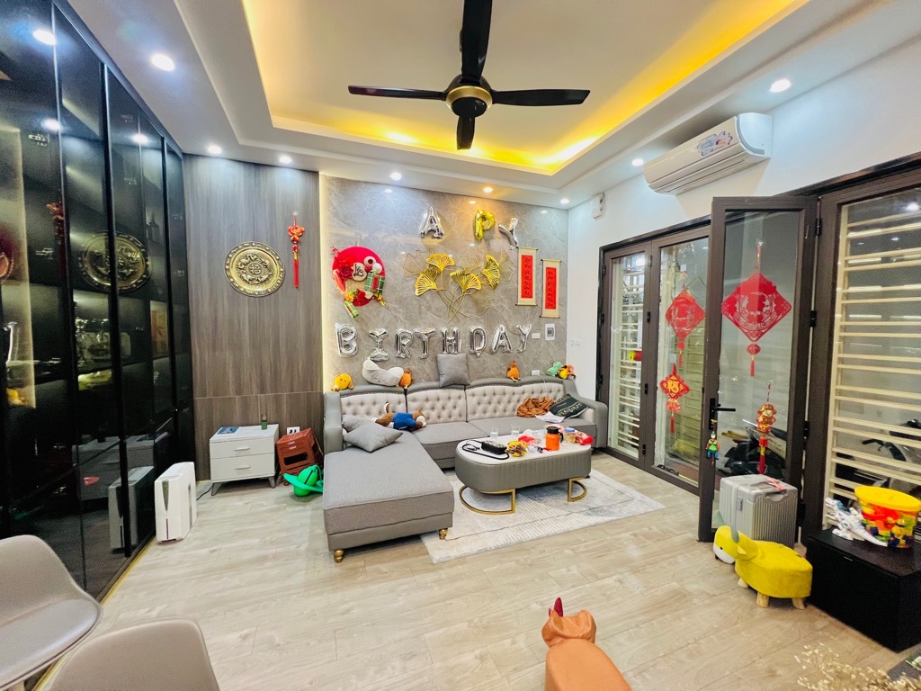 Bán nhà Bát Khối, 42m x 4T, oto đỗ cổng, nhà mới tặng nội thất, chỉ 3,x tỷ còn T.Lượng LH: 0936123469