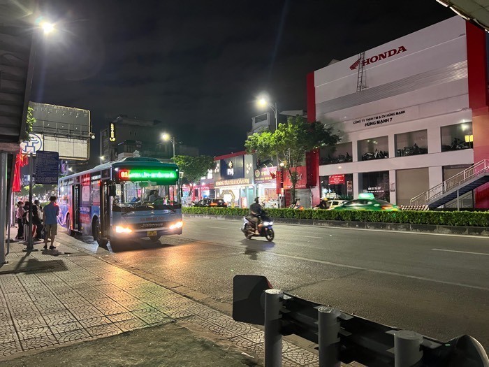 MẶT PHỐ NGUYỄN VĂN CỪ, KINH DOANH SẦM UẤT, THÔNG SỐ ĐẸP