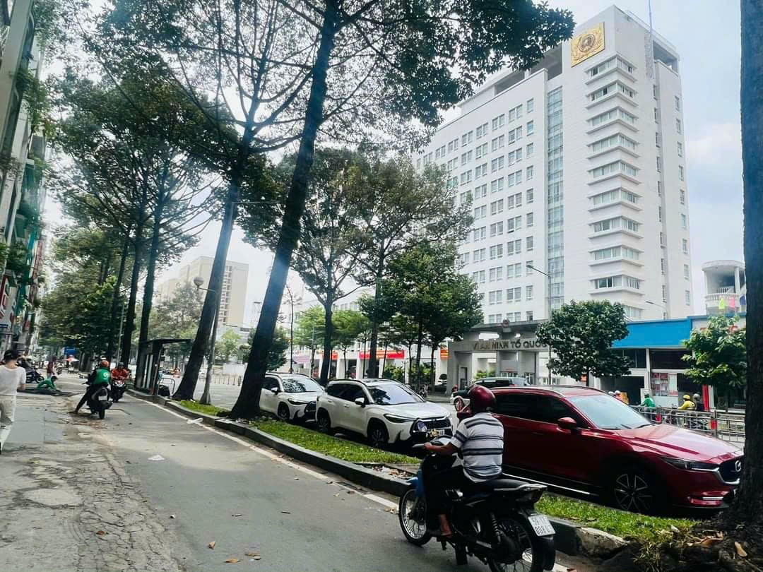 Ngộp Ngộp Trần Hưng Đạo - Quận 1 - HXH - 74m2 - 4 tầng Đẹp