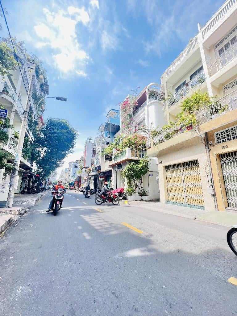 Mặt Tiền Quận 10, mặt tiền kinh doanh, 1trệt 4lầu, 3 phòng ngủ