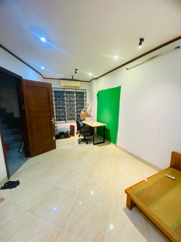 NHÀ NHỎ TIỀN - GẦN PHỐ - Ở NGAY - NGÕ TRƯỚC NHÀ SH QUAY ĐẦU - SỔ NỞ HẬU.