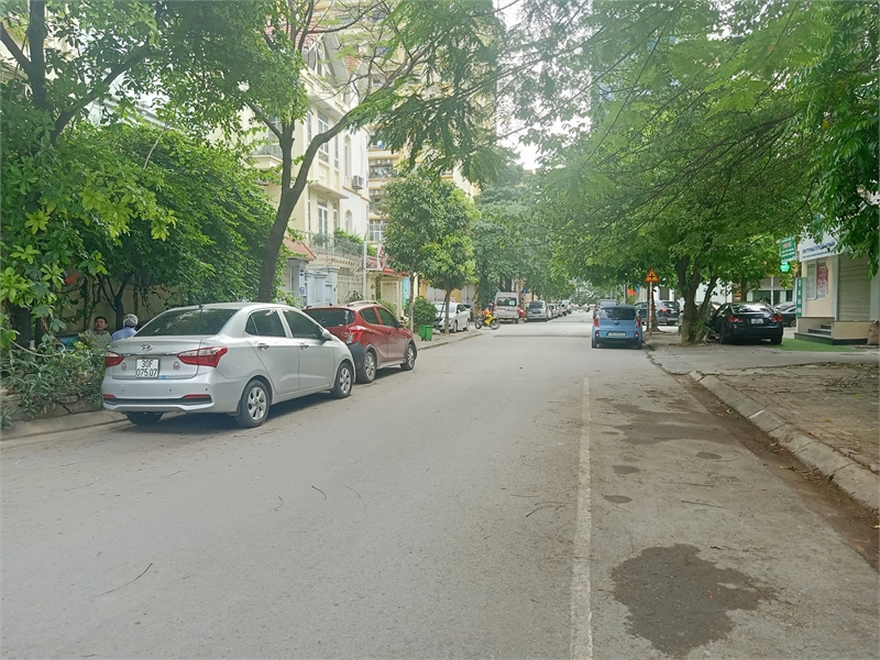 Bán nhà phố Lương Thế Vinh, DT 126m2, MT 10.5m, Ngõ ô tô. Dòng tiền.